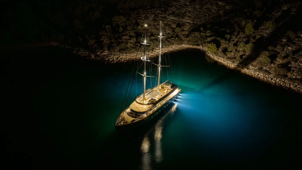 15.-MAXITA-At-night