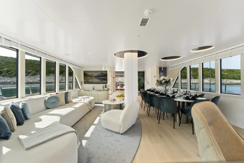45.-MAXITA-Salon-Main-deck