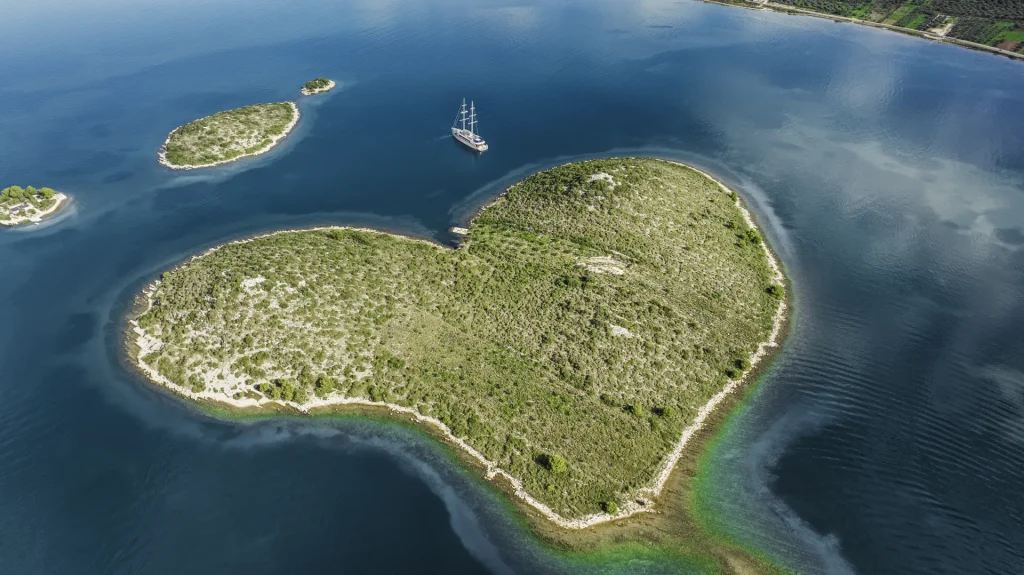 8.-MAXITA-Anchored-at-island-Galesnjak